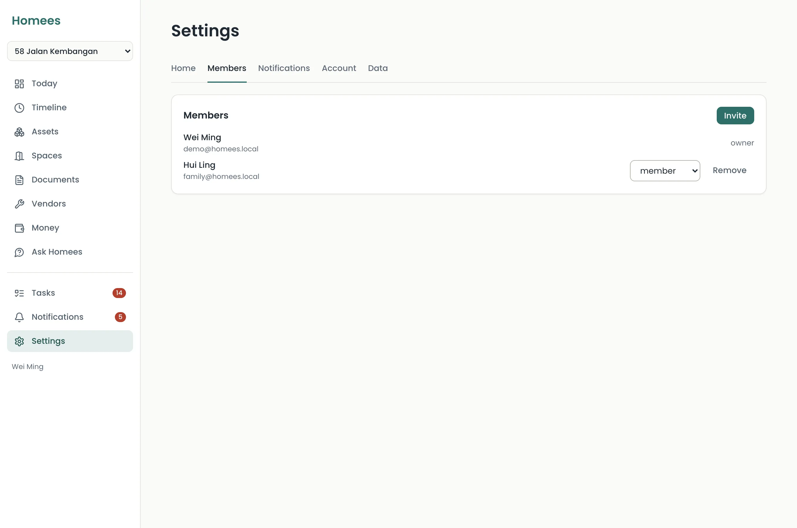 Screenshot: household members list showing each person's role, with an invite button